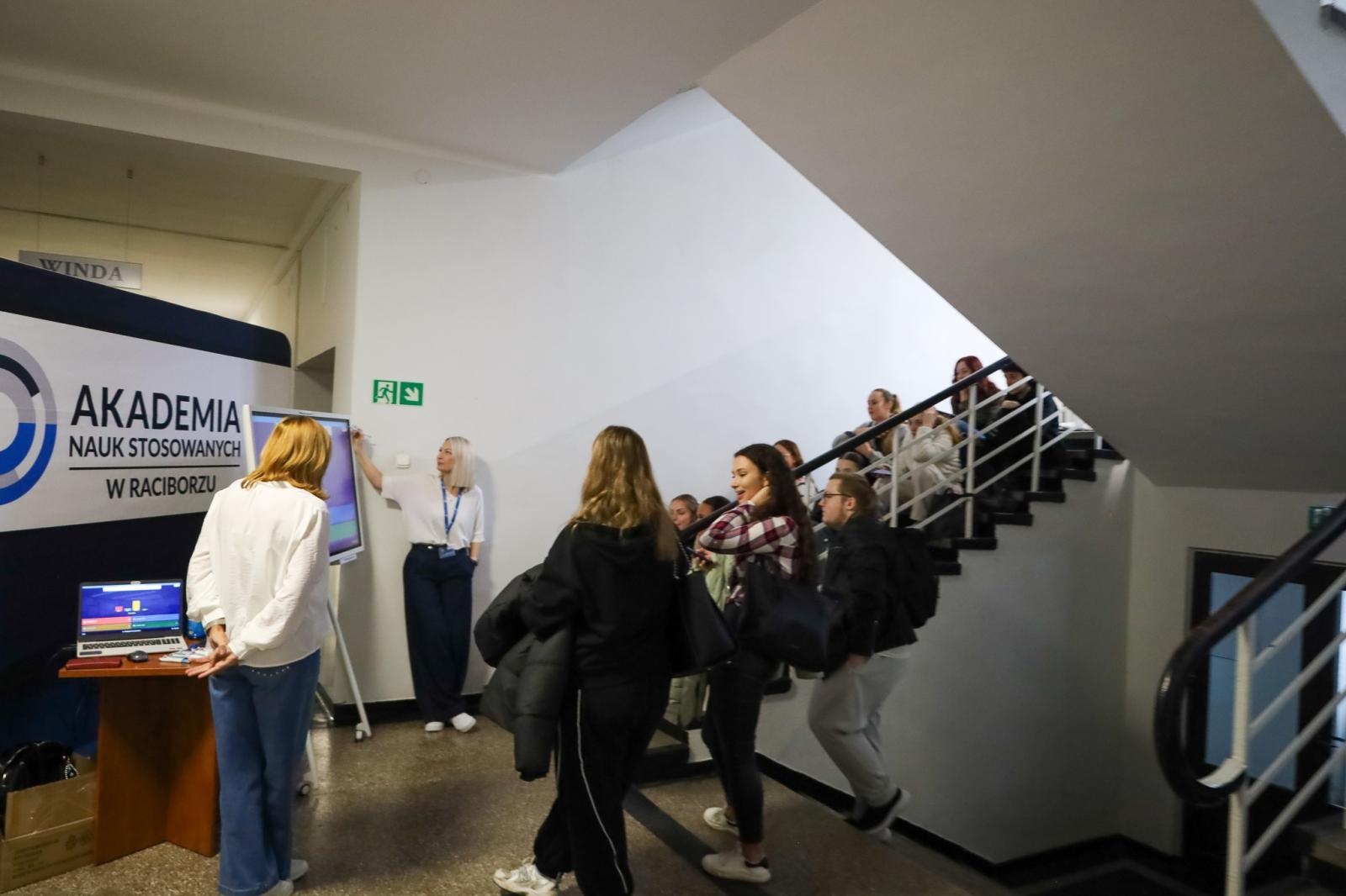 Zdjęcie w galerii na portalu naszwodzislaw.com: Międzynarodowy Dzień Studenta w raciborskiej ANS. Święto pełne energii, integracji i słodkich atrakcji wiadomości z regionu