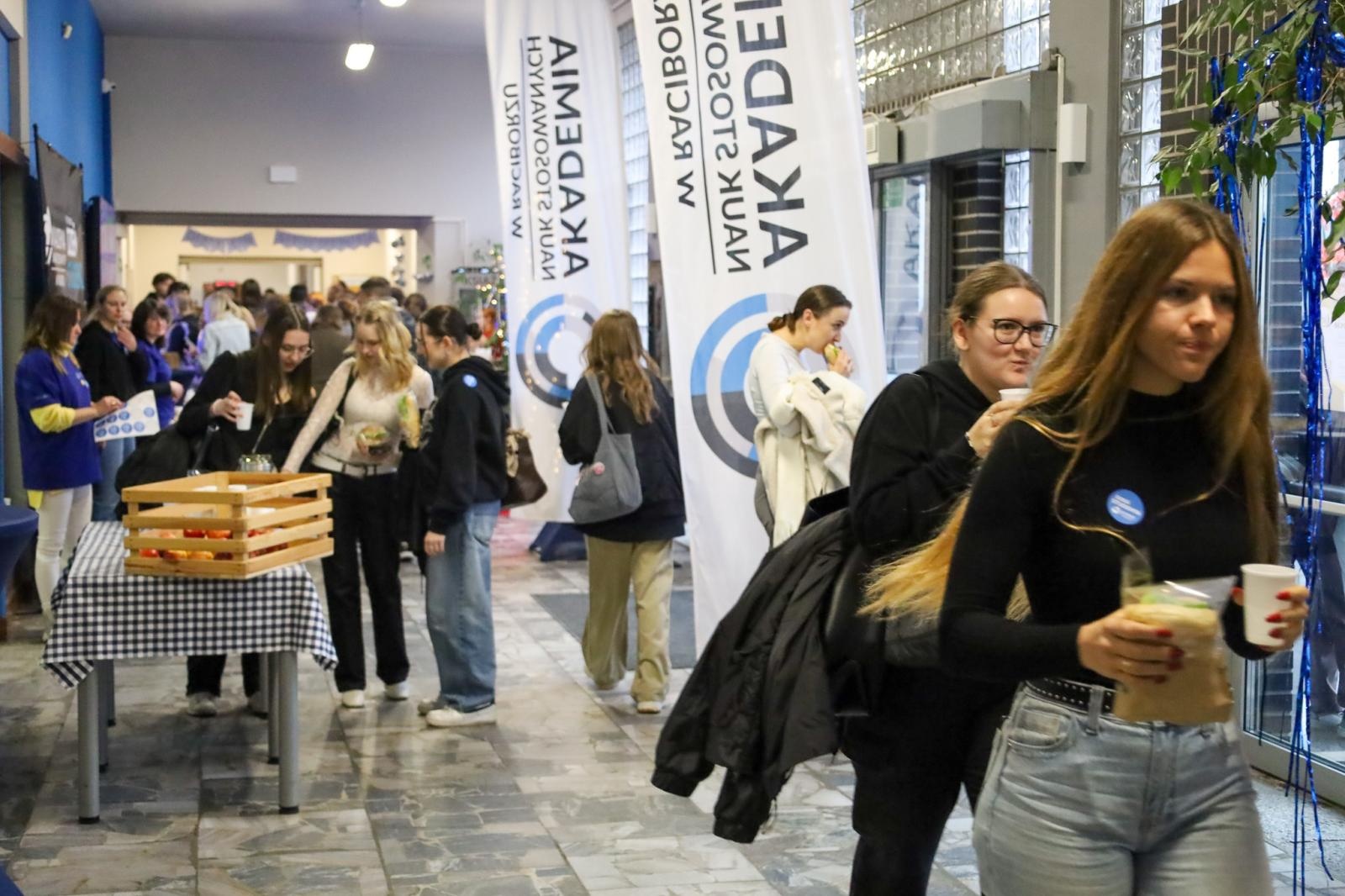 Zdjęcie w galerii na portalu naszwodzislaw.com: Międzynarodowy Dzień Studenta w raciborskiej ANS. Święto pełne energii, integracji i słodkich atrakcji wiadomości z regionu