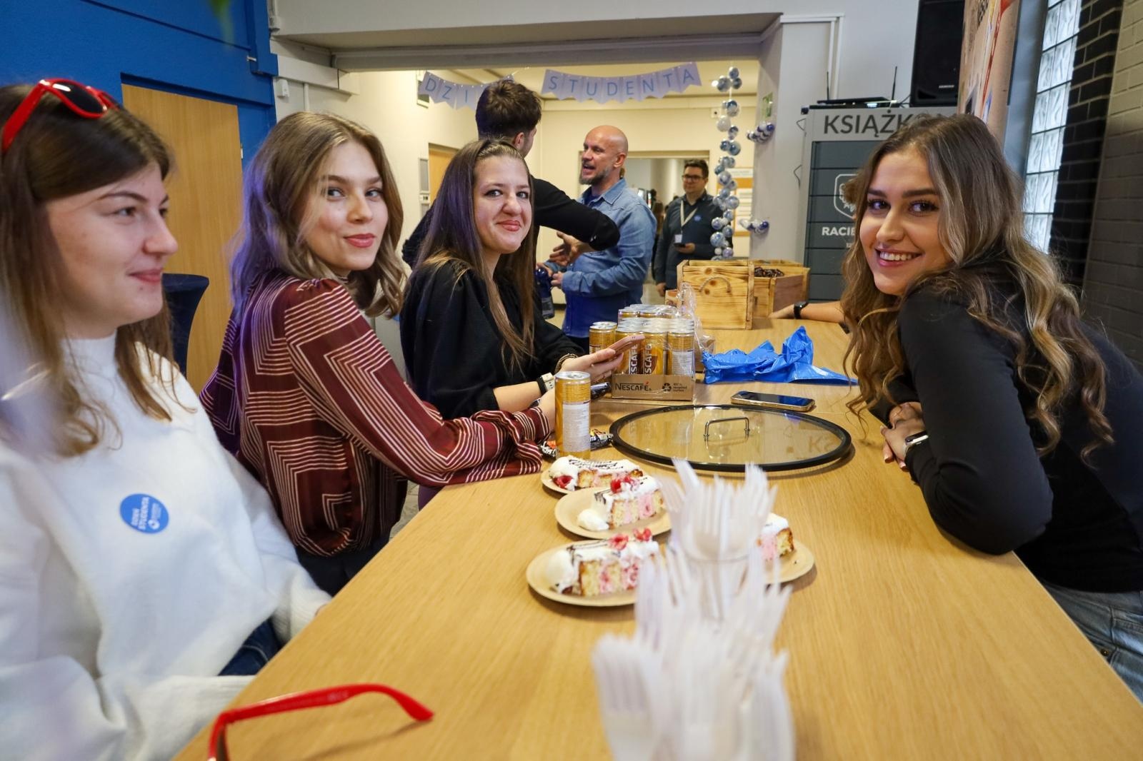 Zdjęcie w galerii na portalu naszwodzislaw.com: Międzynarodowy Dzień Studenta w raciborskiej ANS. Święto pełne energii, integracji i słodkich atrakcji wiadomości z regionu