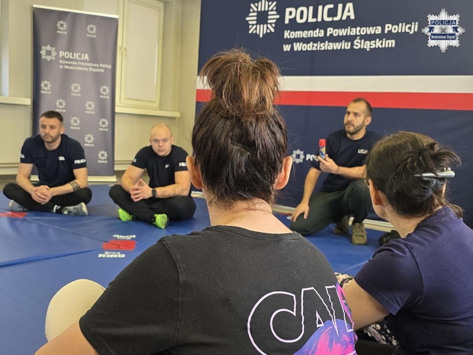 Zdjęcie w galerii na portalu naszwodzislaw.com: Samoobrona dla kobiet w policji w wodzisławskiej jednostce wiadomości z regionu