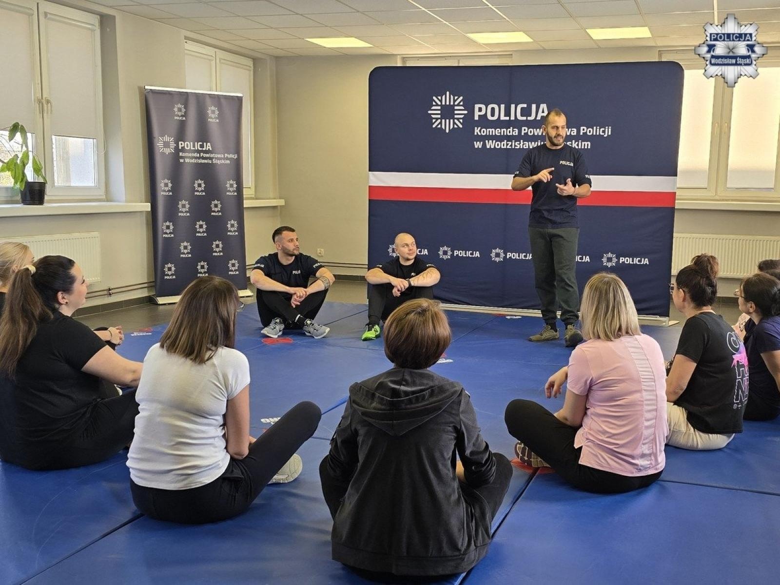 Zdjęcie w galerii na portalu naszwodzislaw.com: Samoobrona dla kobiet w policji w wodzisławskiej jednostce wiadomości z regionu