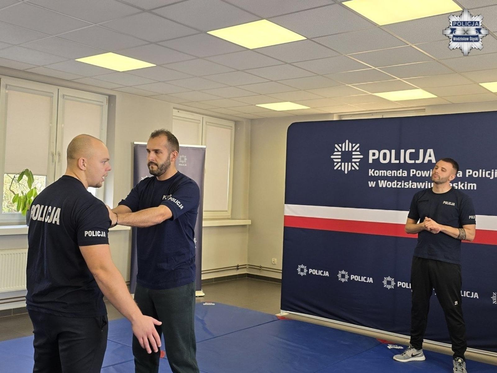 Zdjęcie w galerii na portalu naszwodzislaw.com: Samoobrona dla kobiet w policji w wodzisławskiej jednostce wiadomości z regionu