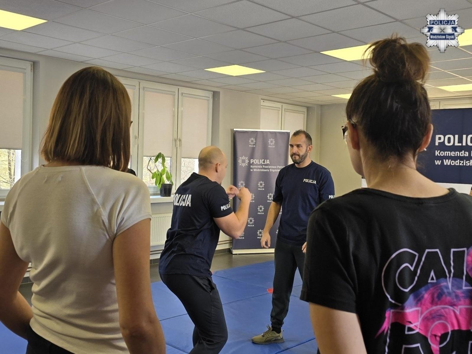 Zdjęcie w galerii na portalu naszwodzislaw.com: Samoobrona dla kobiet w policji w wodzisławskiej jednostce wiadomości z regionu