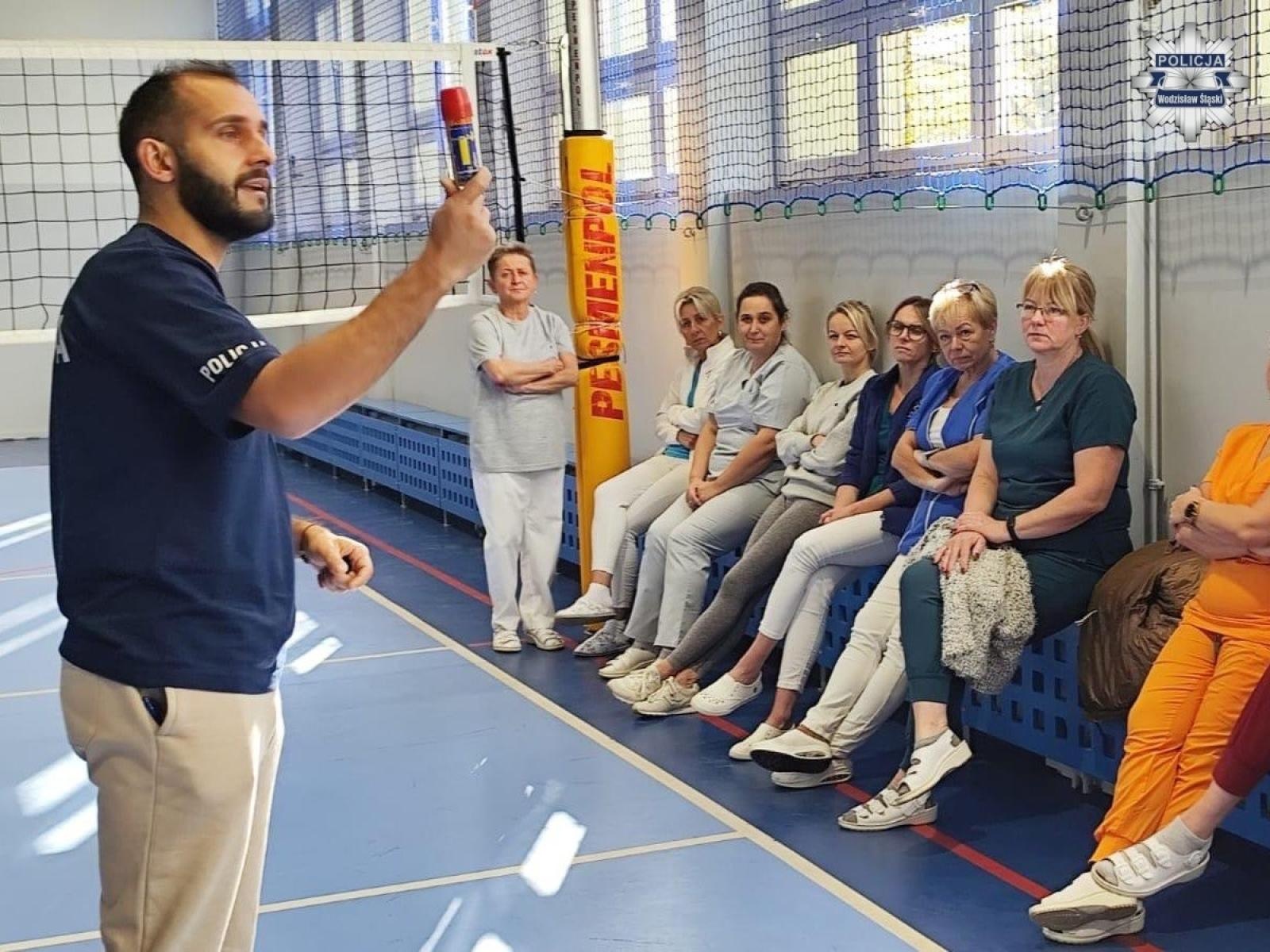 Zdjęcie w galerii na portalu naszwodzislaw.com: Szkolenie z samoobrony dla pracowników gorzyckiego WOLO wiadomości z regionu