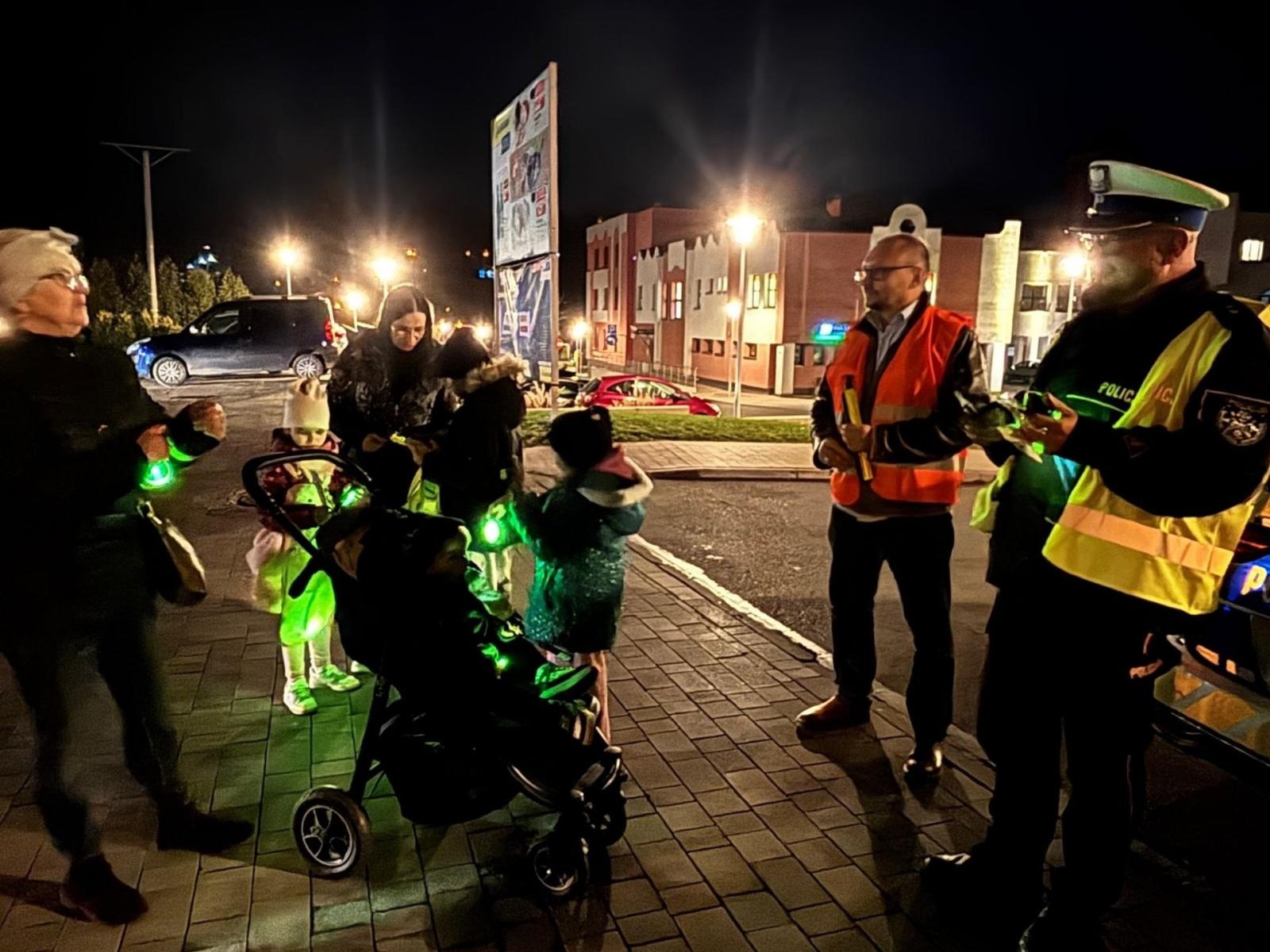 Zdjęcie w galerii na portalu naszwodzislaw.com: Widoczni po zmroku! Akcja profilaktyczna znów przyciągnęła mieszkańców wiadomości z regionu