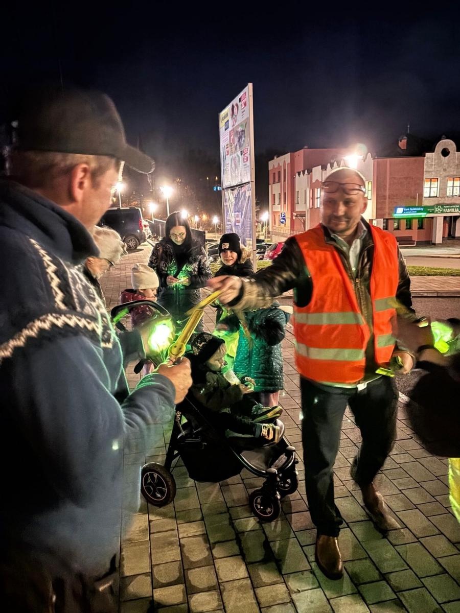 Zdjęcie w galerii na portalu naszwodzislaw.com: Widoczni po zmroku! Akcja profilaktyczna znów przyciągnęła mieszkańców wiadomości z regionu