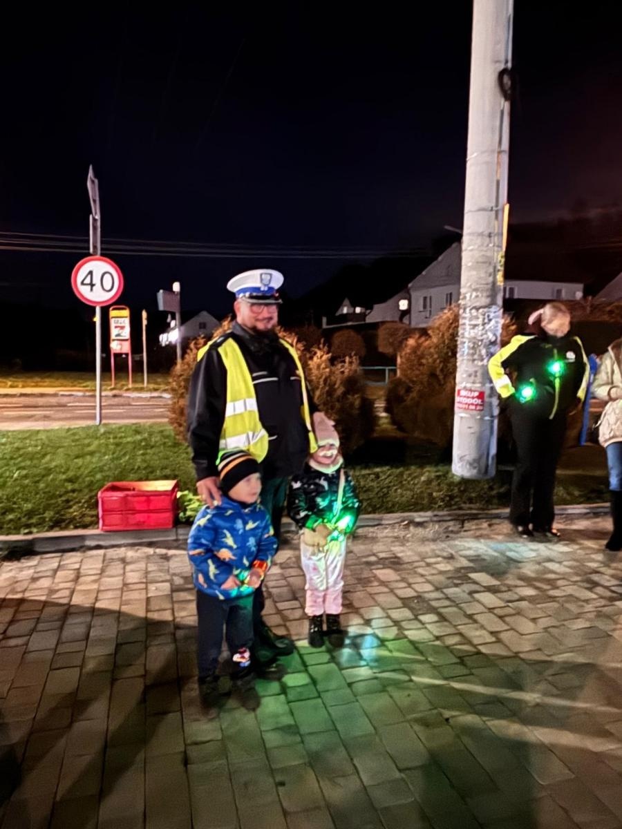Zdjęcie w galerii na portalu naszwodzislaw.com: Widoczni po zmroku! Akcja profilaktyczna znów przyciągnęła mieszkańców wiadomości z regionu