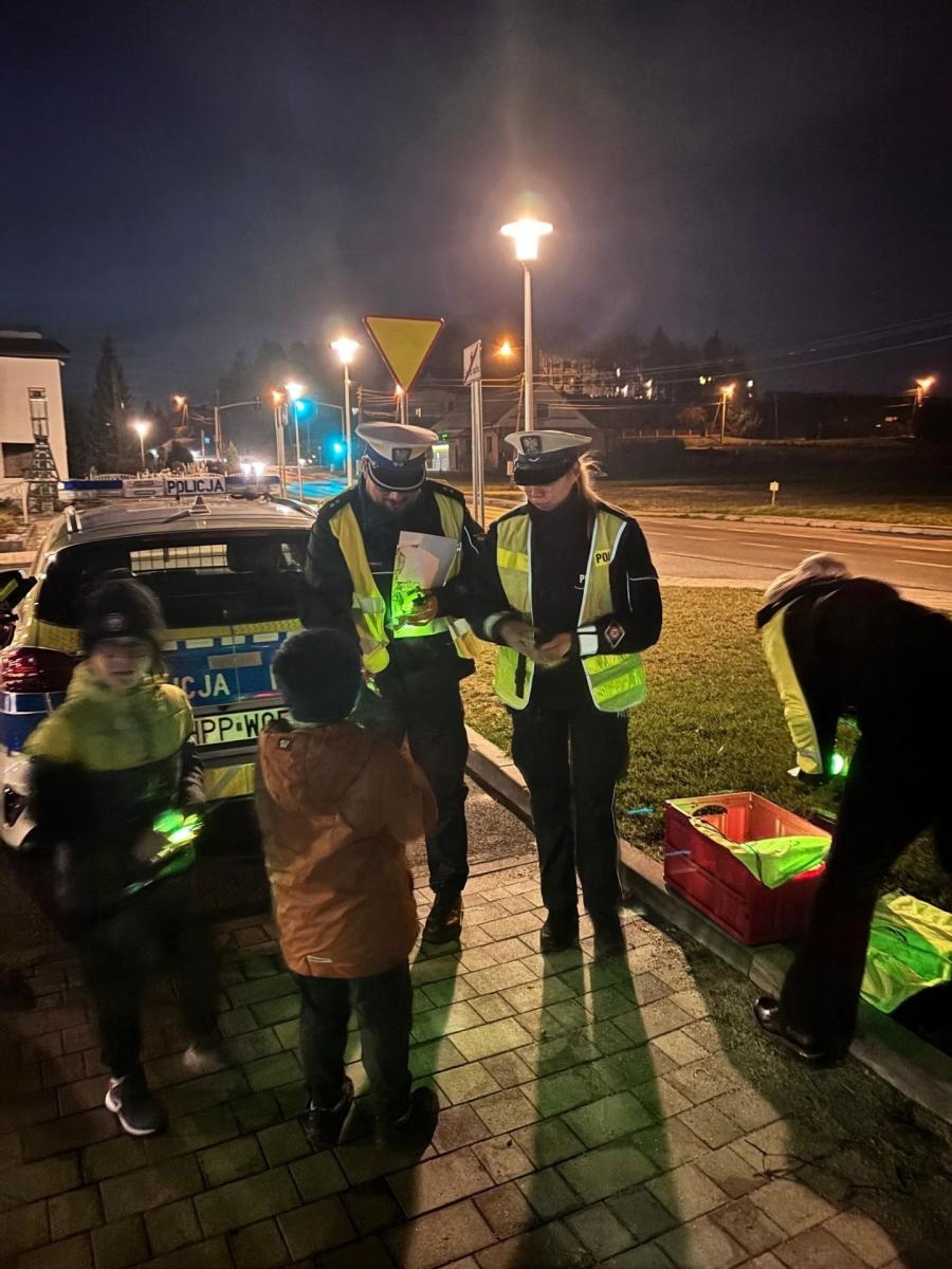 Zdjęcie w galerii na portalu naszwodzislaw.com: Widoczni po zmroku! Akcja profilaktyczna znów przyciągnęła mieszkańców wiadomości z regionu