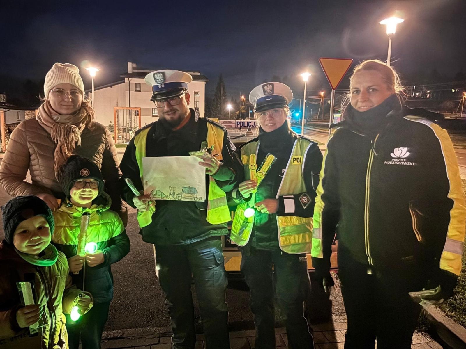 Zdjęcie w galerii na portalu naszwodzislaw.com: Widoczni po zmroku! Akcja profilaktyczna znów przyciągnęła mieszkańców wiadomości z regionu