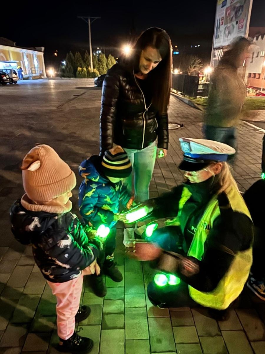 Zdjęcie w galerii na portalu naszwodzislaw.com: Widoczni po zmroku! Akcja profilaktyczna znów przyciągnęła mieszkańców wiadomości z regionu