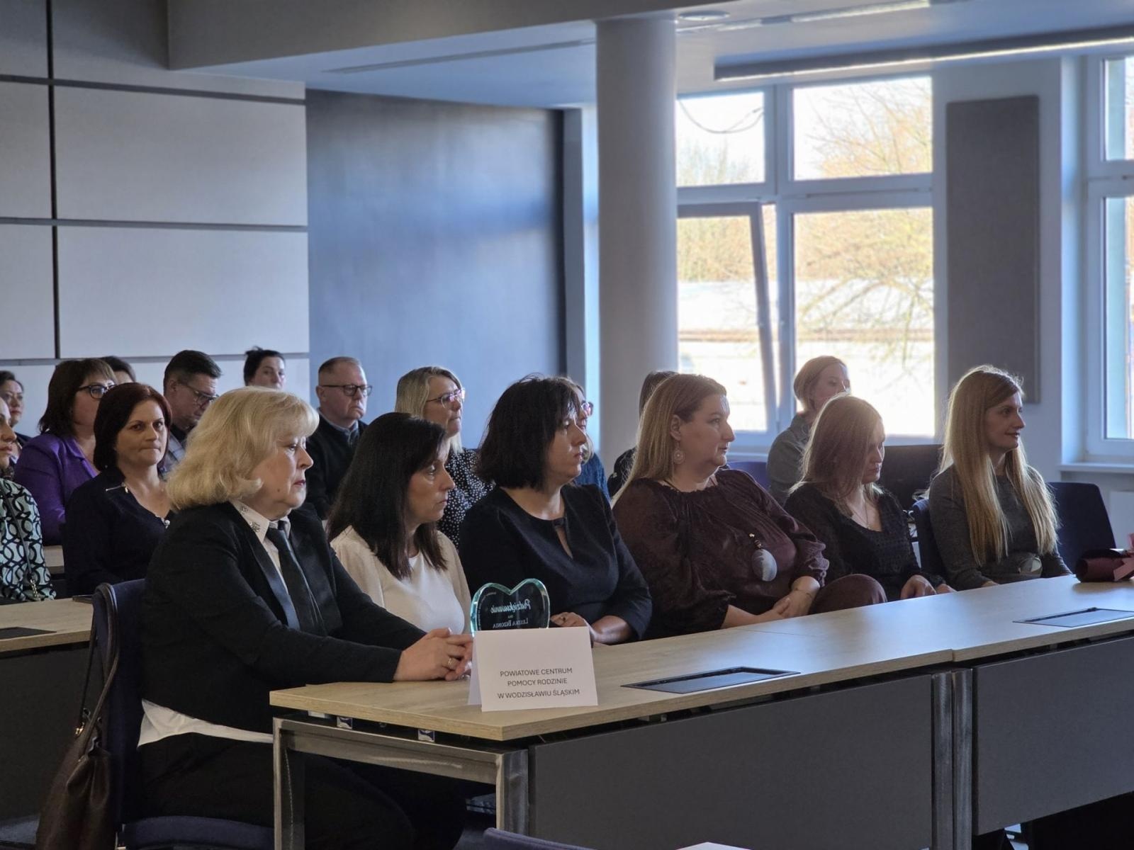 Zdjęcie w galerii na portalu naszwodzislaw.com: Pracownicy służb społecznych uhonorowani [FOTO] wiadomości z regionu