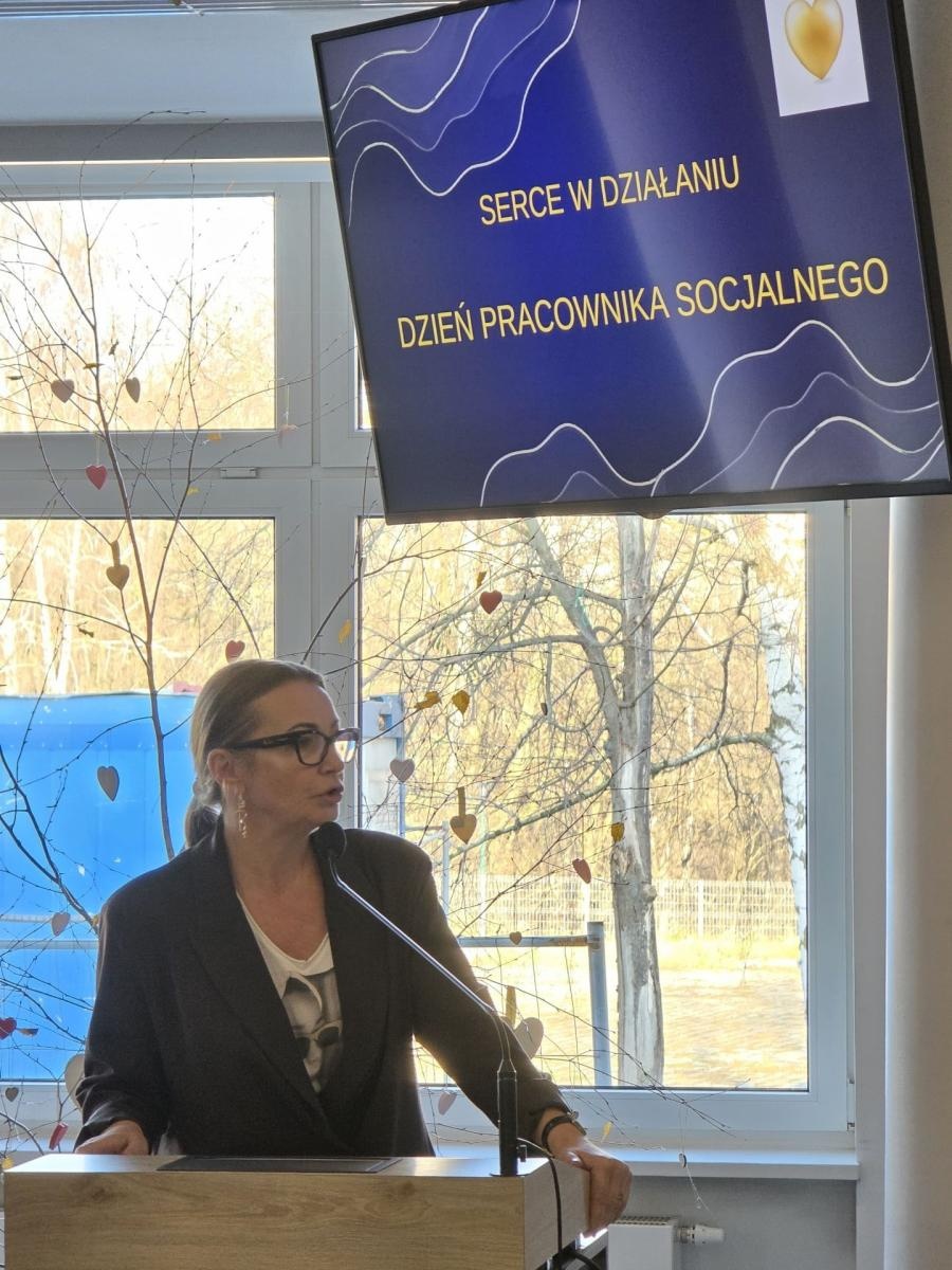 Zdjęcie w galerii na portalu naszwodzislaw.com: Pracownicy służb społecznych uhonorowani [FOTO] wiadomości z regionu
