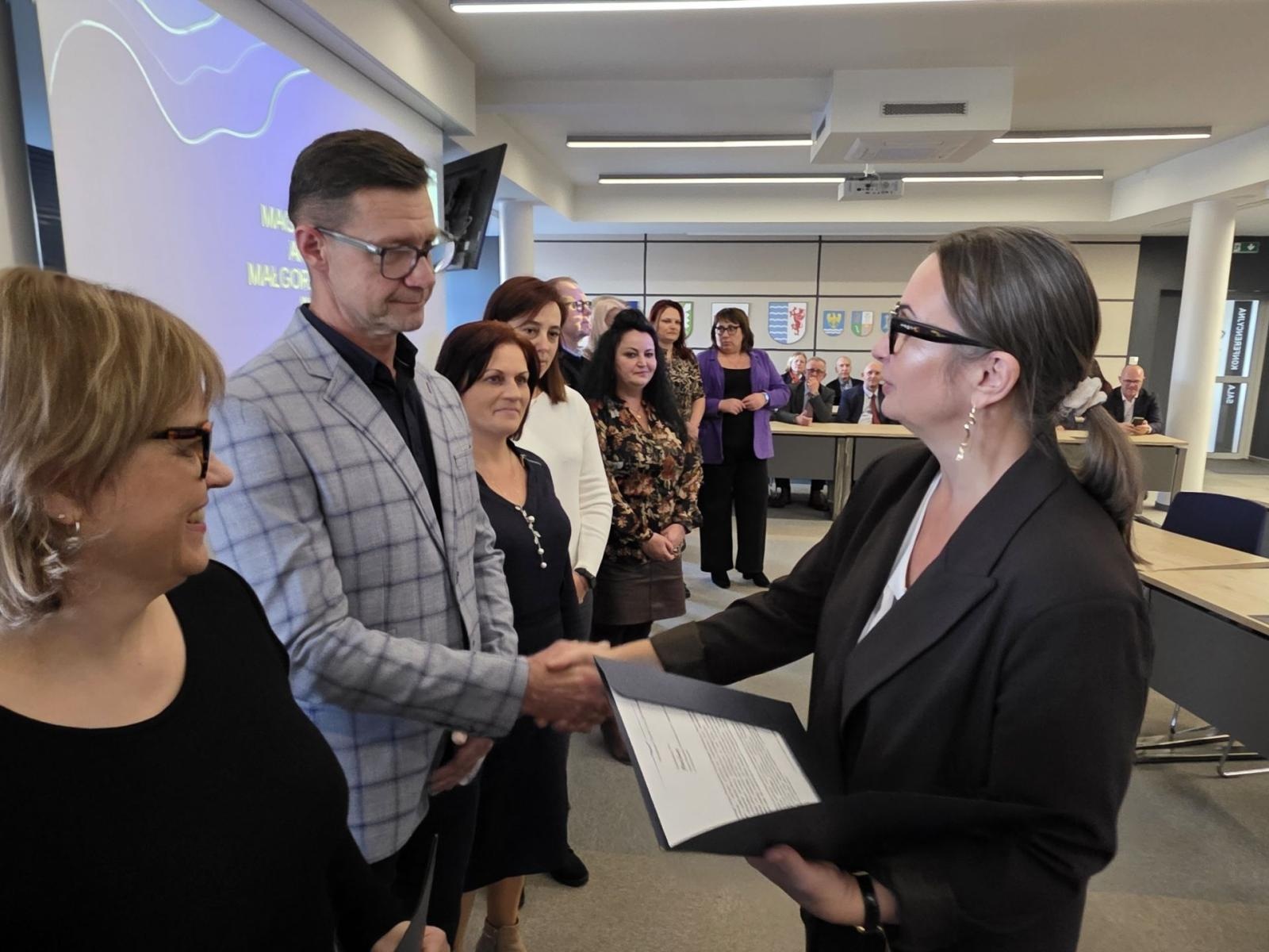 Zdjęcie w galerii na portalu naszwodzislaw.com: Pracownicy służb społecznych uhonorowani [FOTO] wiadomości z regionu