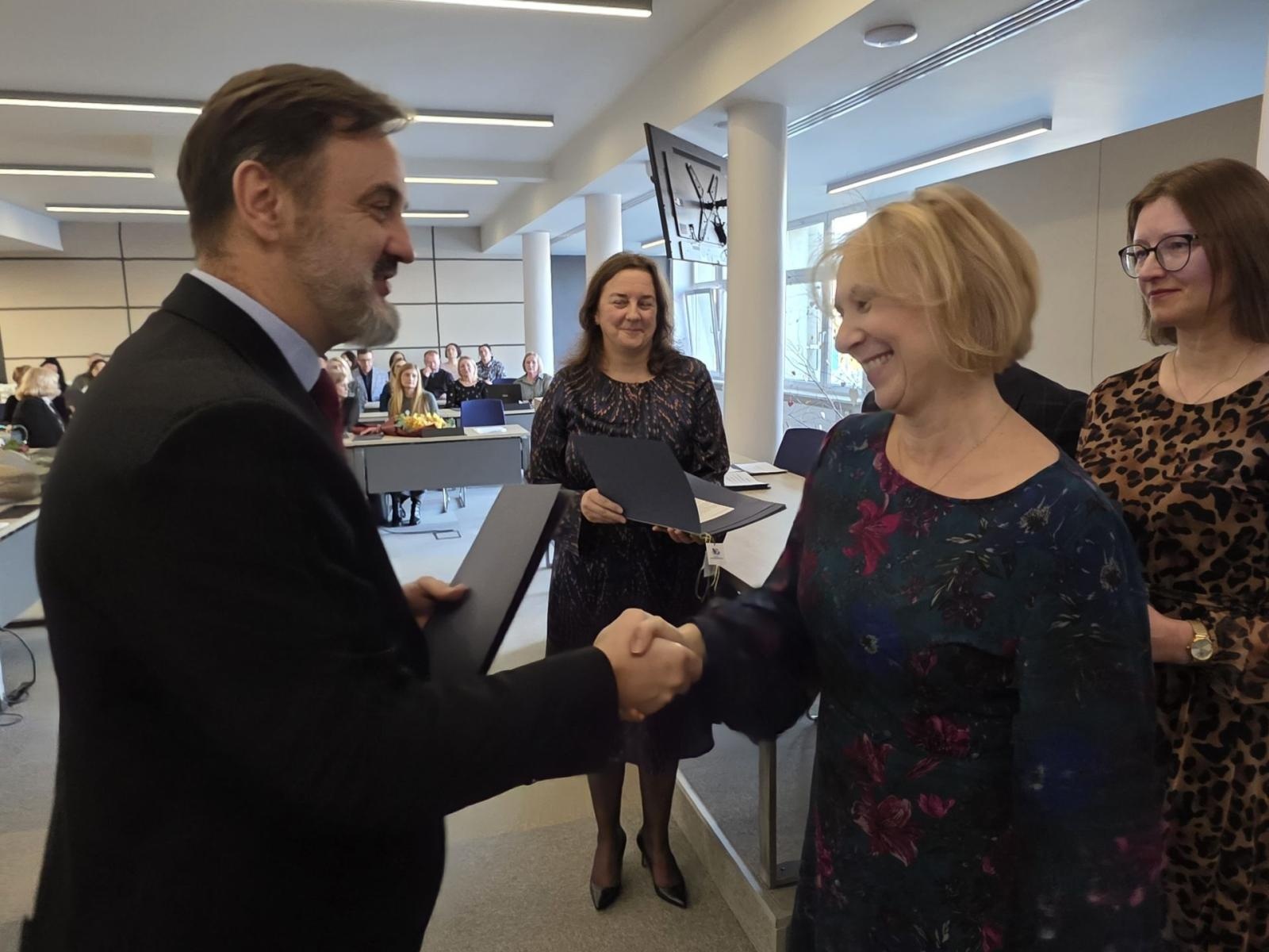 Zdjęcie w galerii na portalu naszwodzislaw.com: Pracownicy służb społecznych uhonorowani [FOTO] wiadomości z regionu