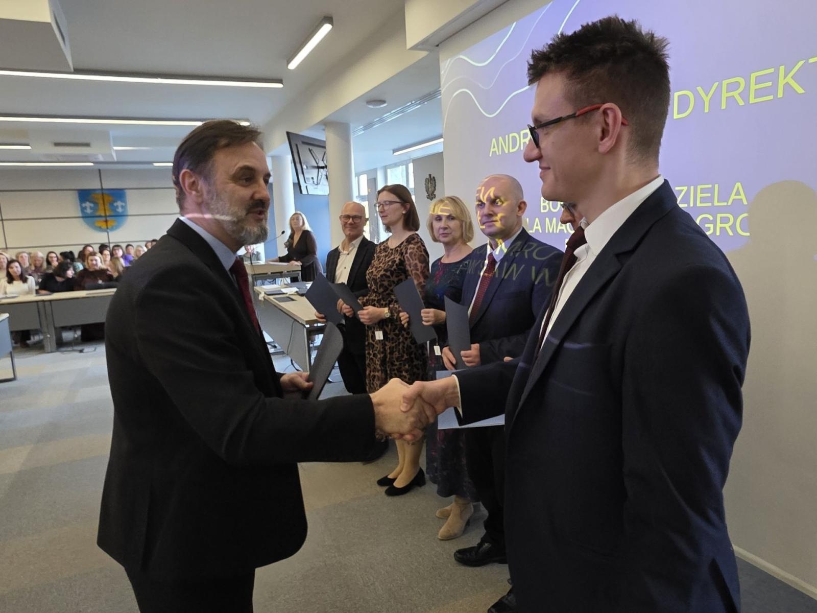 Zdjęcie w galerii na portalu naszwodzislaw.com: Pracownicy służb społecznych uhonorowani [FOTO] wiadomości z regionu