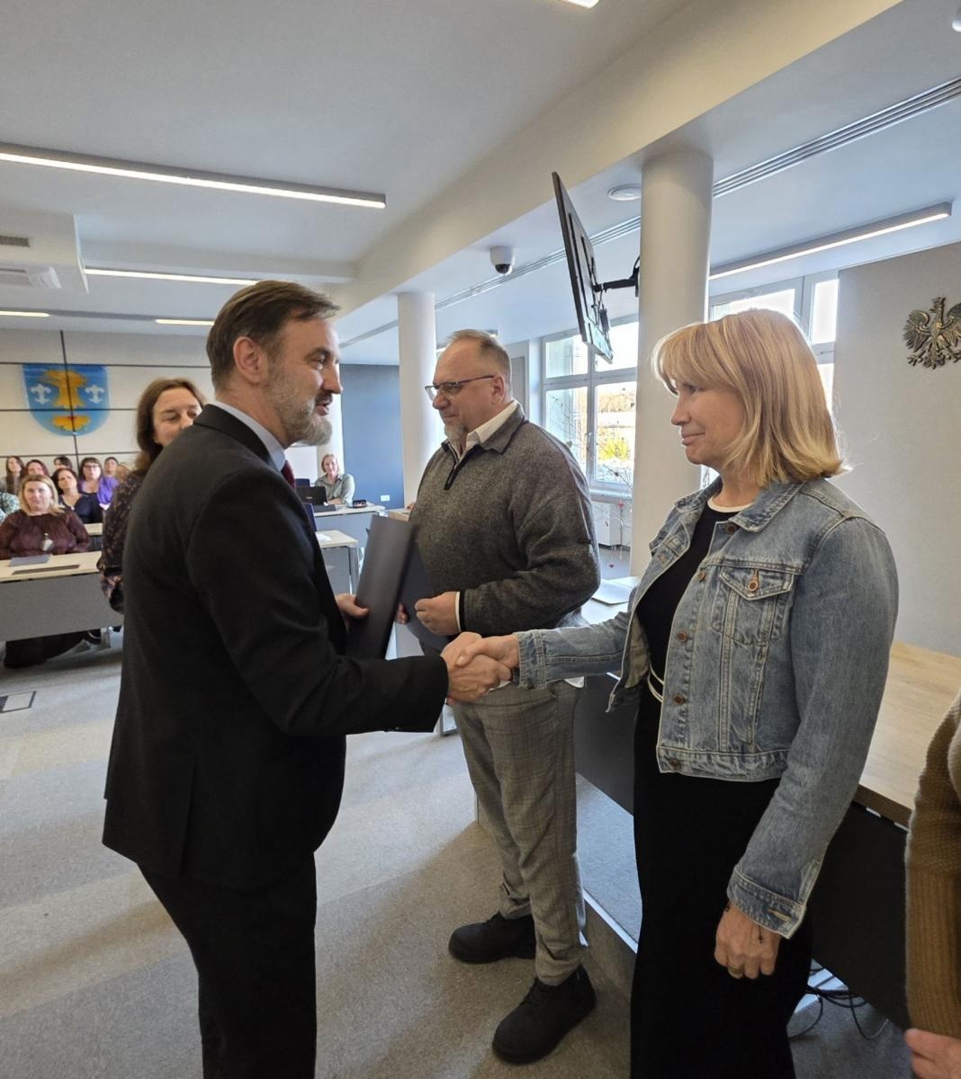 Zdjęcie w galerii na portalu naszwodzislaw.com: Pracownicy służb społecznych uhonorowani [FOTO] wiadomości z regionu