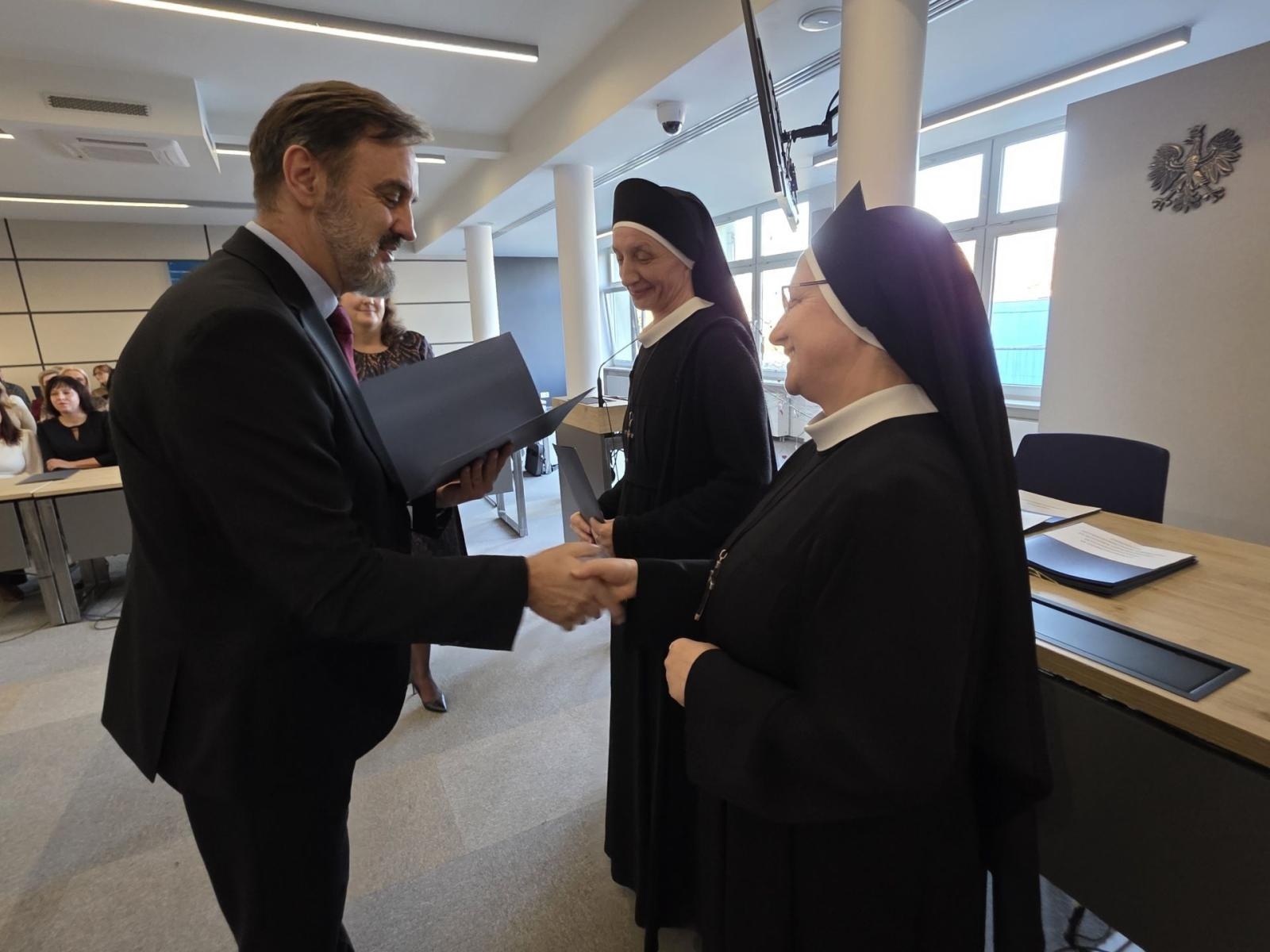 Zdjęcie w galerii na portalu naszwodzislaw.com: Pracownicy służb społecznych uhonorowani [FOTO] wiadomości z regionu