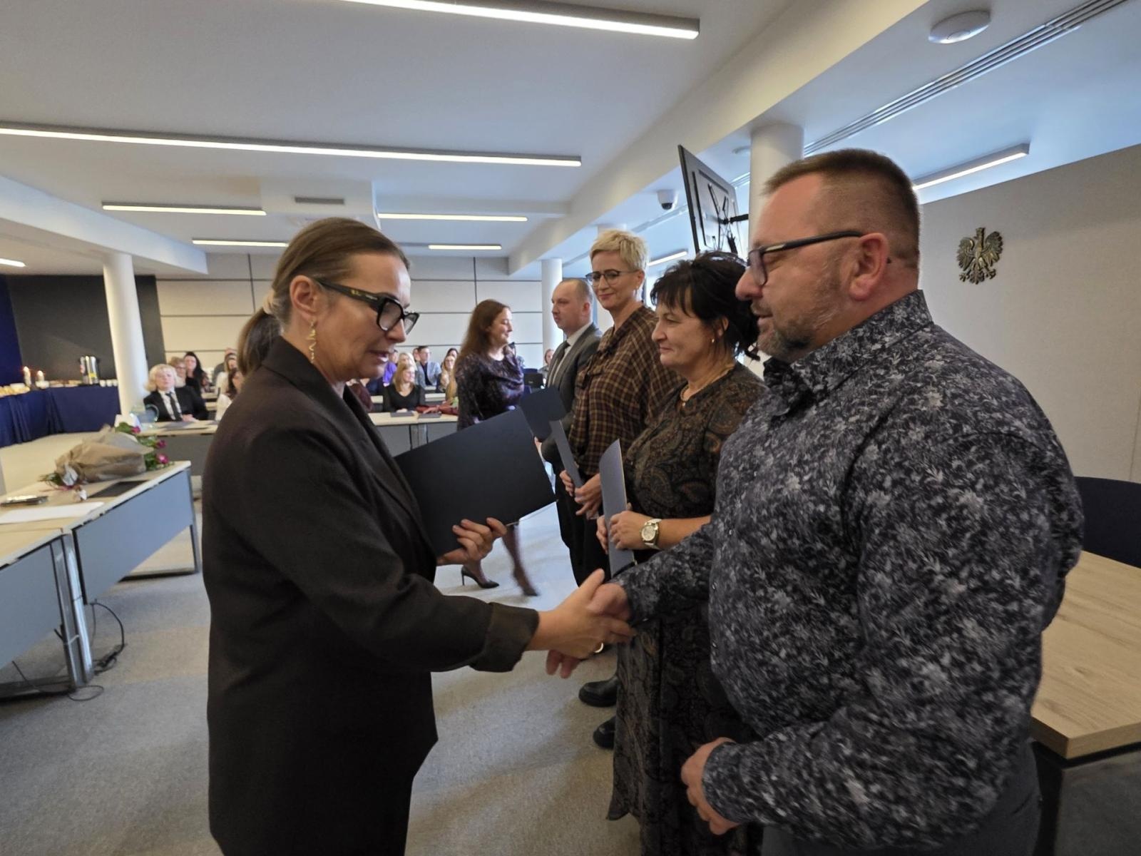 Zdjęcie w galerii na portalu naszwodzislaw.com: Pracownicy służb społecznych uhonorowani [FOTO] wiadomości z regionu