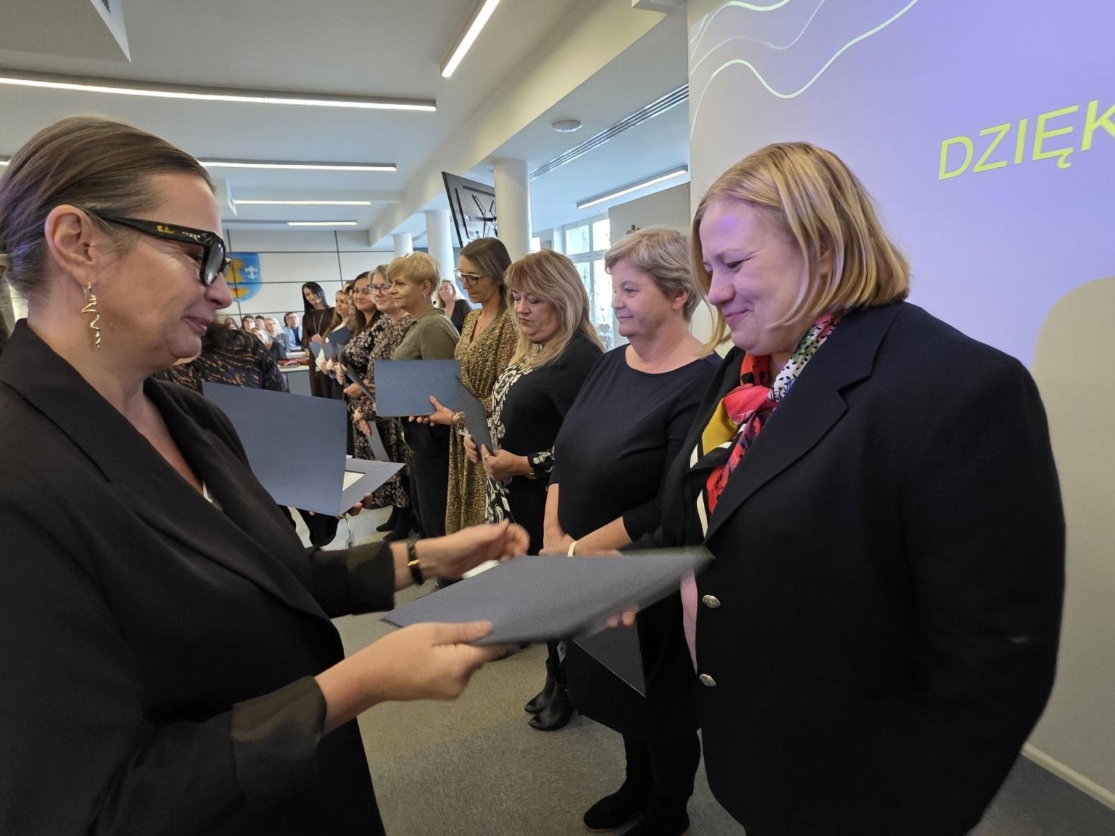 Zdjęcie w galerii na portalu naszwodzislaw.com: Pracownicy służb społecznych uhonorowani [FOTO] wiadomości z regionu