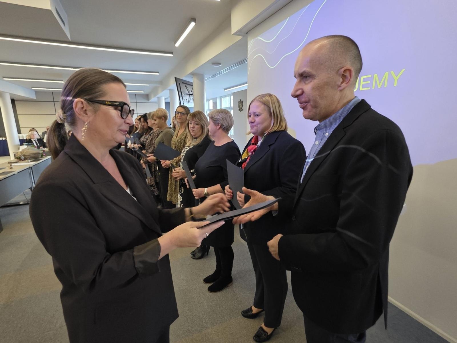 Zdjęcie w galerii na portalu naszwodzislaw.com: Pracownicy służb społecznych uhonorowani [FOTO] wiadomości z regionu