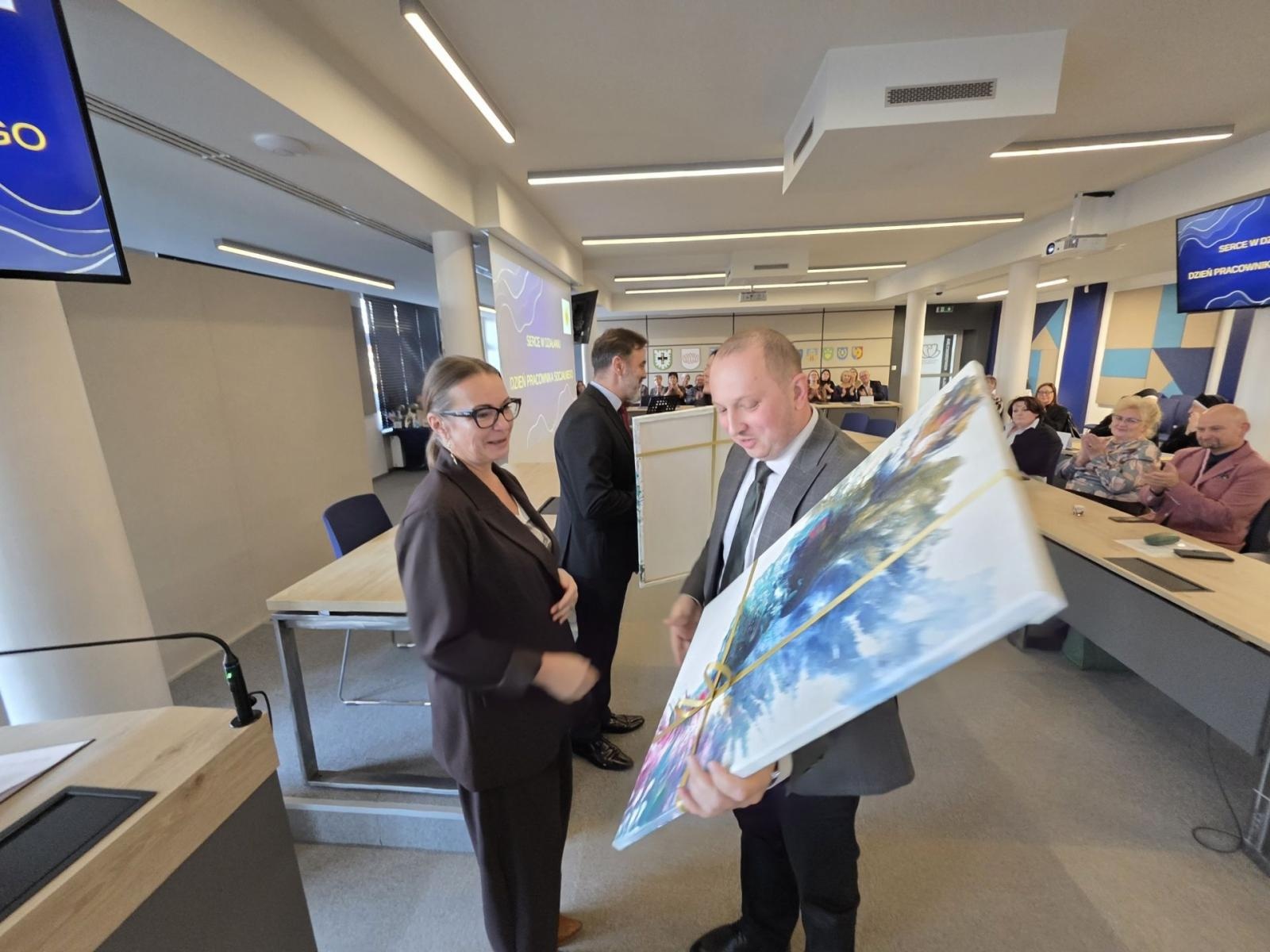 Zdjęcie w galerii na portalu naszwodzislaw.com: Pracownicy służb społecznych uhonorowani [FOTO] wiadomości z regionu