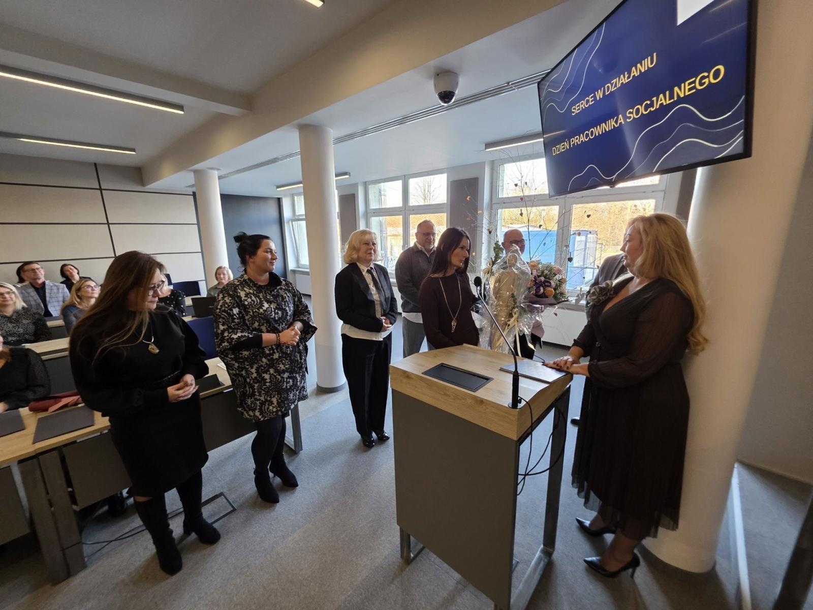 Zdjęcie w galerii na portalu naszwodzislaw.com: Pracownicy służb społecznych uhonorowani [FOTO] wiadomości z regionu