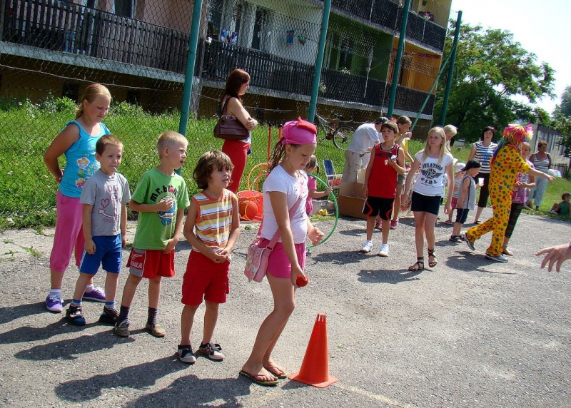 Zdjęcie w galerii na portalu naszwodzislaw.com: Zabawa na betonowym boisku wiadomości z regionu