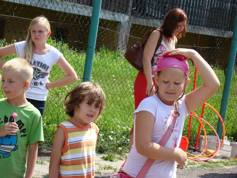 Zdjęcie w galerii na portalu naszwodzislaw.com: Zabawa na betonowym boisku wiadomości z regionu