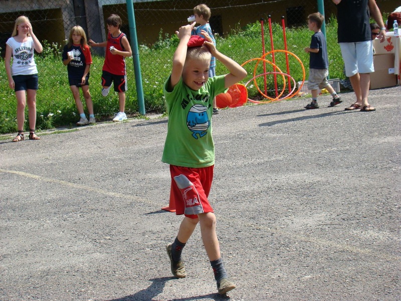 Zdjęcie w galerii na portalu naszwodzislaw.com: Zabawa na betonowym boisku wiadomości z regionu