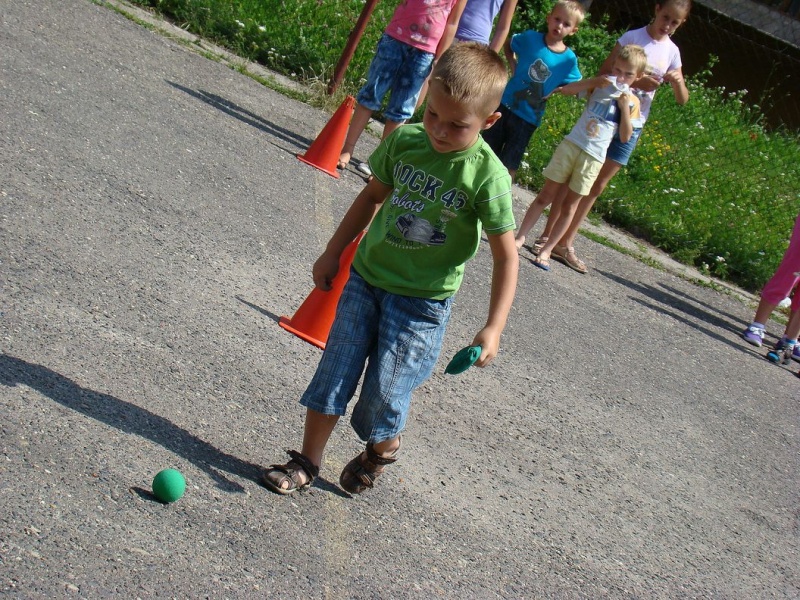 Zdjęcie w galerii na portalu naszwodzislaw.com: Zabawa na betonowym boisku wiadomości z regionu