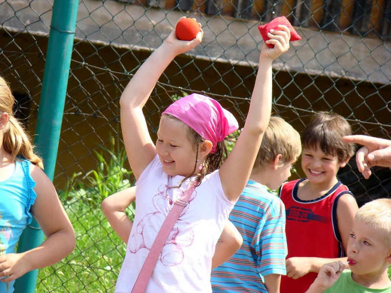 Zdjęcie w galerii na portalu naszwodzislaw.com: Zabawa na betonowym boisku wiadomości z regionu