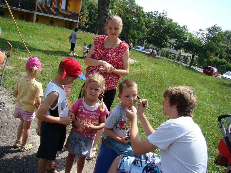Zdjęcie w galerii na portalu naszwodzislaw.com: Zabawa na betonowym boisku wiadomości z regionu