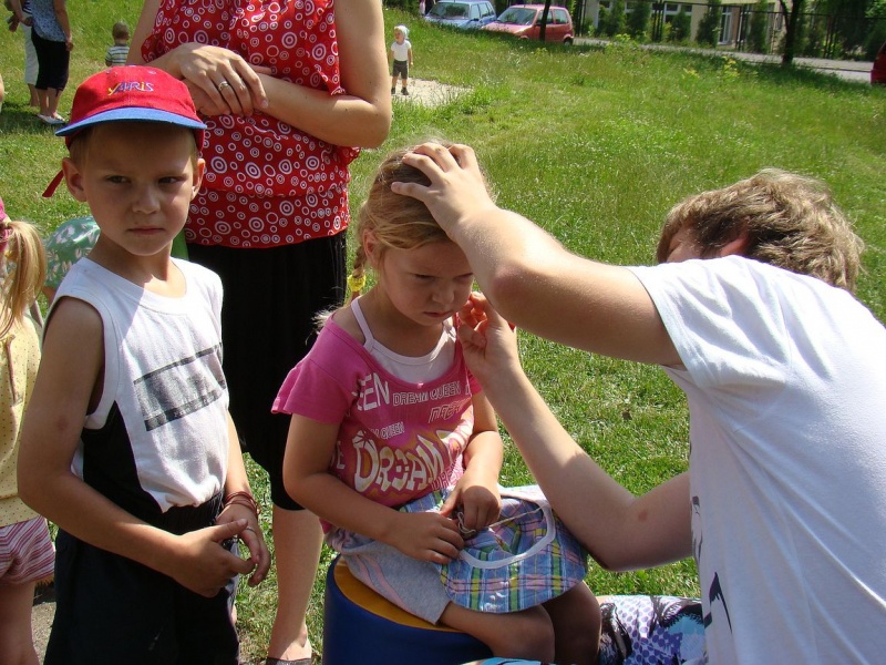 Zdjęcie w galerii na portalu naszwodzislaw.com: Zabawa na betonowym boisku wiadomości z regionu