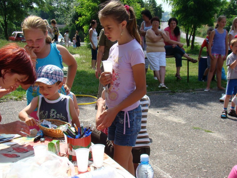 Zdjęcie w galerii na portalu naszwodzislaw.com: Zabawa na betonowym boisku wiadomości z regionu