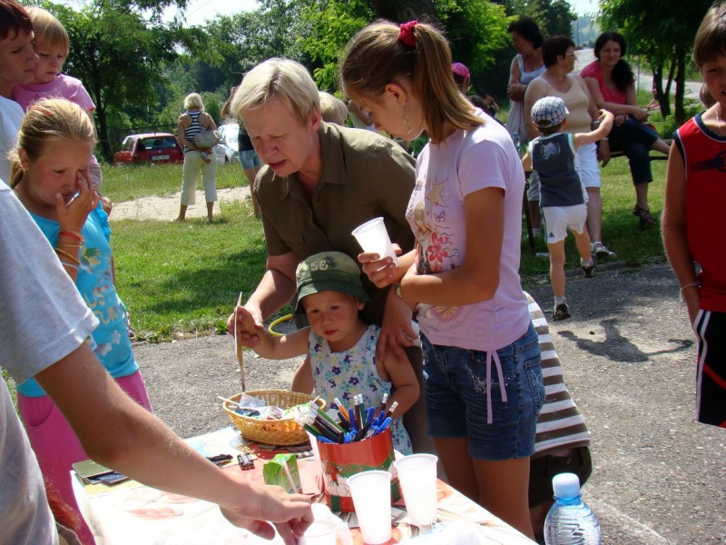 Zdjęcie w galerii na portalu naszwodzislaw.com: Zabawa na betonowym boisku wiadomości z regionu