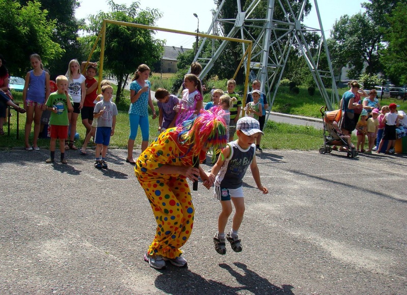 Zdjęcie w galerii na portalu naszwodzislaw.com: Zabawa na betonowym boisku wiadomości z regionu