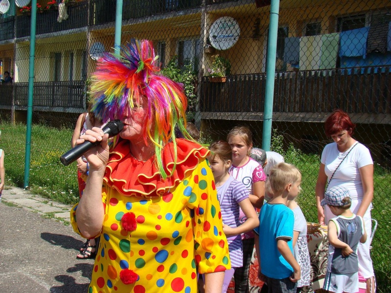 Zdjęcie w galerii na portalu naszwodzislaw.com: Zabawa na betonowym boisku wiadomości z regionu