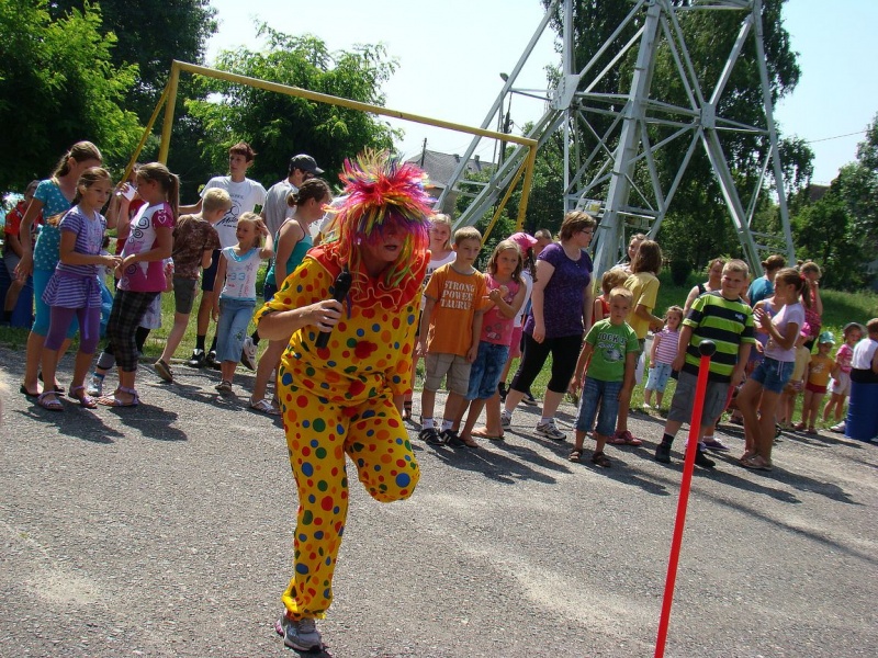Zdjęcie w galerii na portalu naszwodzislaw.com: Zabawa na betonowym boisku wiadomości z regionu