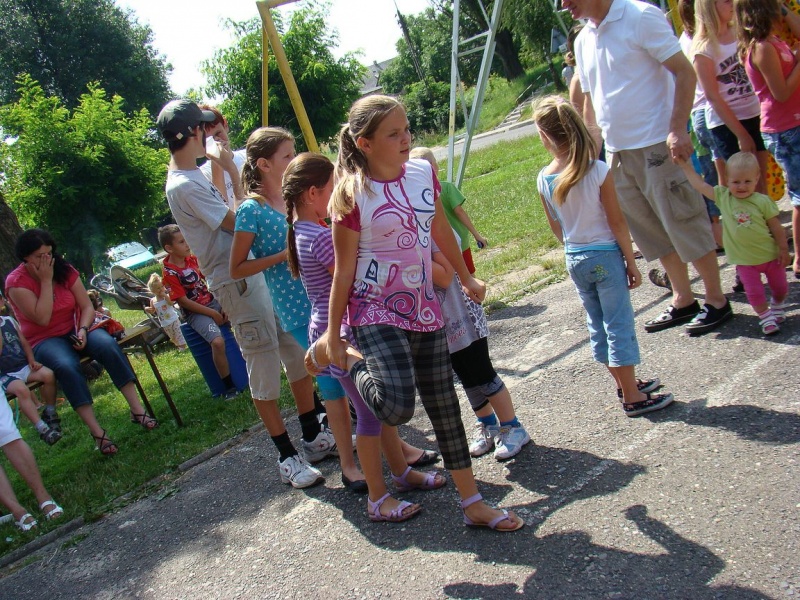 Zdjęcie w galerii na portalu naszwodzislaw.com: Zabawa na betonowym boisku wiadomości z regionu