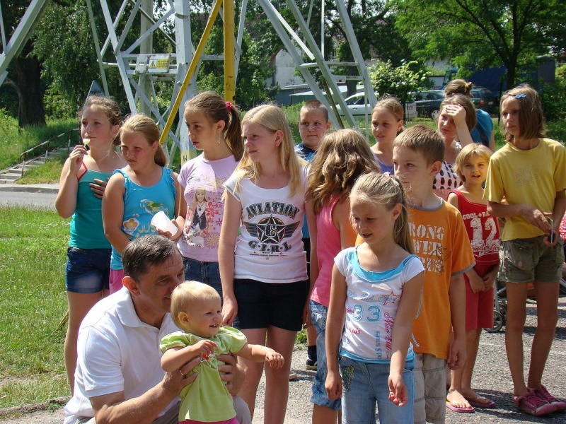 Zdjęcie w galerii na portalu naszwodzislaw.com: Zabawa na betonowym boisku wiadomości z regionu