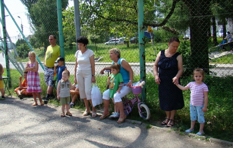 Zdjęcie w galerii na portalu naszwodzislaw.com: Zabawa na betonowym boisku wiadomości z regionu