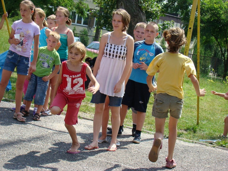 Zdjęcie w galerii na portalu naszwodzislaw.com: Zabawa na betonowym boisku wiadomości z regionu