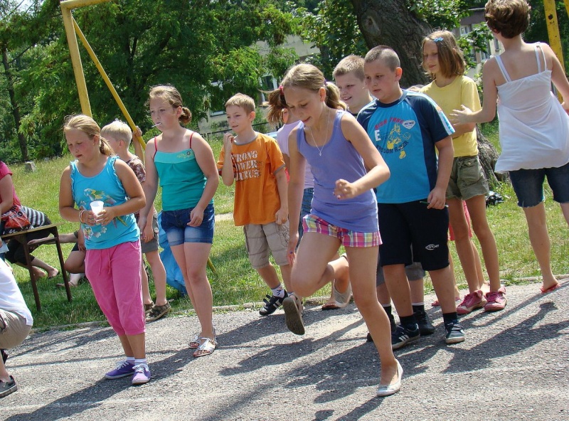 Zdjęcie w galerii na portalu naszwodzislaw.com: Zabawa na betonowym boisku wiadomości z regionu