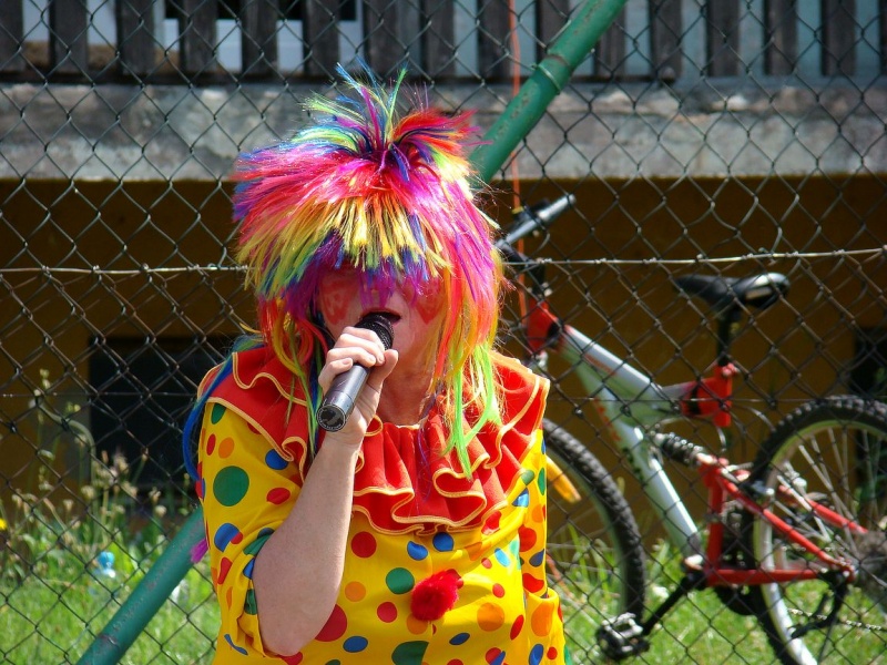 Zdjęcie w galerii na portalu naszwodzislaw.com: Zabawa na betonowym boisku wiadomości z regionu