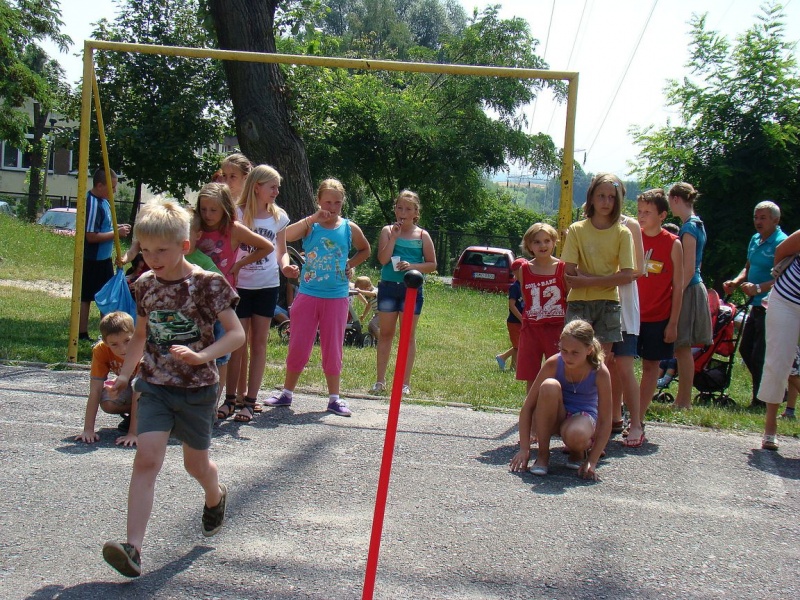 Zdjęcie w galerii na portalu naszwodzislaw.com: Zabawa na betonowym boisku wiadomości z regionu