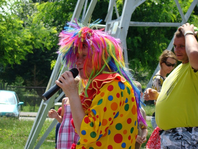 Zdjęcie w galerii na portalu naszwodzislaw.com: Zabawa na betonowym boisku wiadomości z regionu