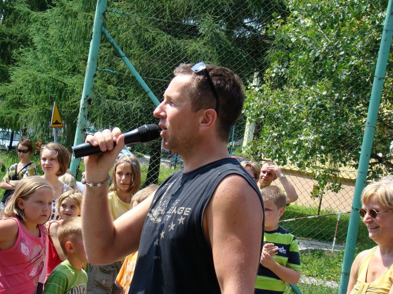 Zdjęcie w galerii na portalu naszwodzislaw.com: Zabawa na betonowym boisku wiadomości z regionu