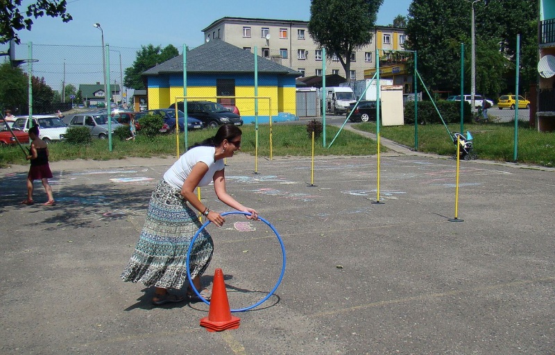 Zdjęcie w galerii na portalu naszwodzislaw.com: Zabawa na betonowym boisku wiadomości z regionu