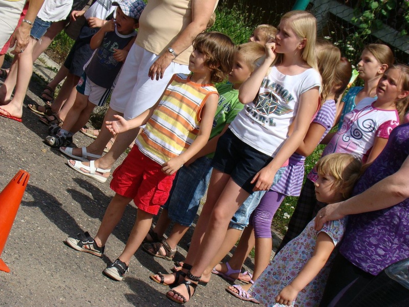 Zdjęcie w galerii na portalu naszwodzislaw.com: Zabawa na betonowym boisku wiadomości z regionu