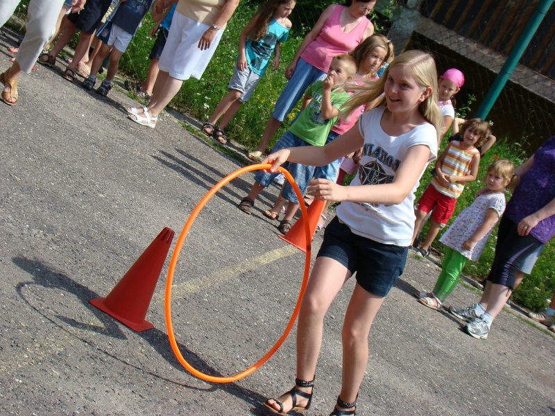 Zdjęcie w galerii na portalu naszwodzislaw.com: Zabawa na betonowym boisku wiadomości z regionu